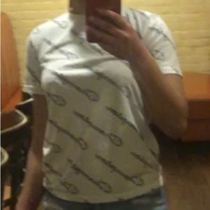 This is a size small black and white champion shirt🤍🖤
